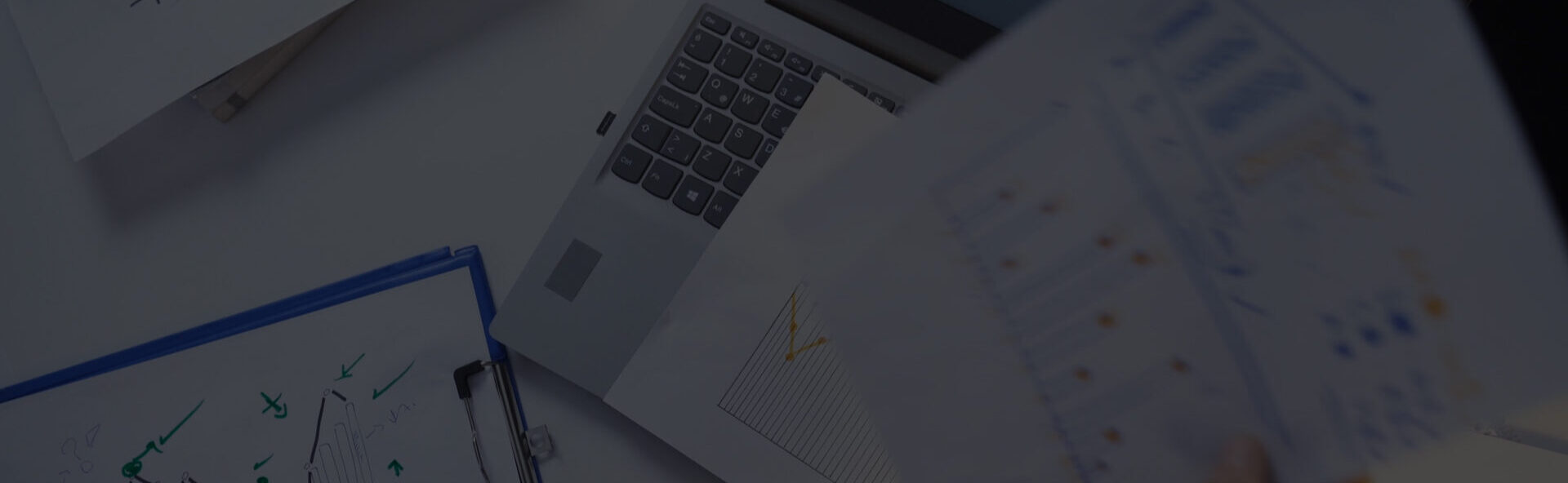 Documentación financiera y herramientas digitales sobre una mesa de trabajo