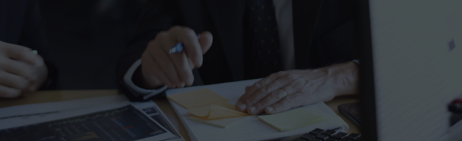 Manos revisan documentación en una mesa de trabajo