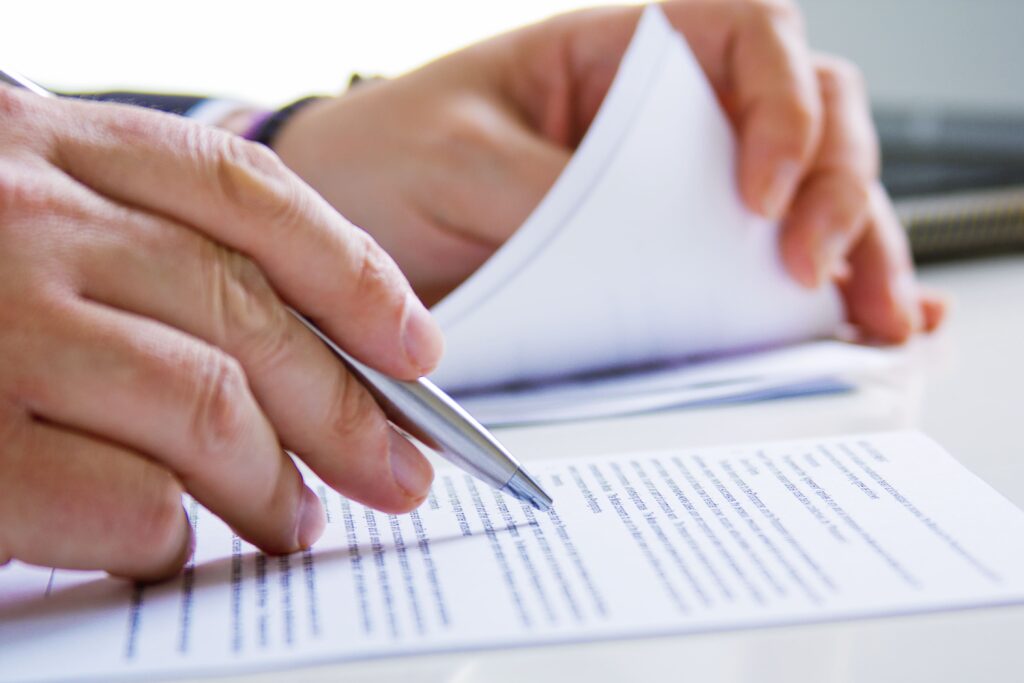 Un contrato público sobre una mesa de trabajo, que representa la gestión de licitaciones y contratos públicos
