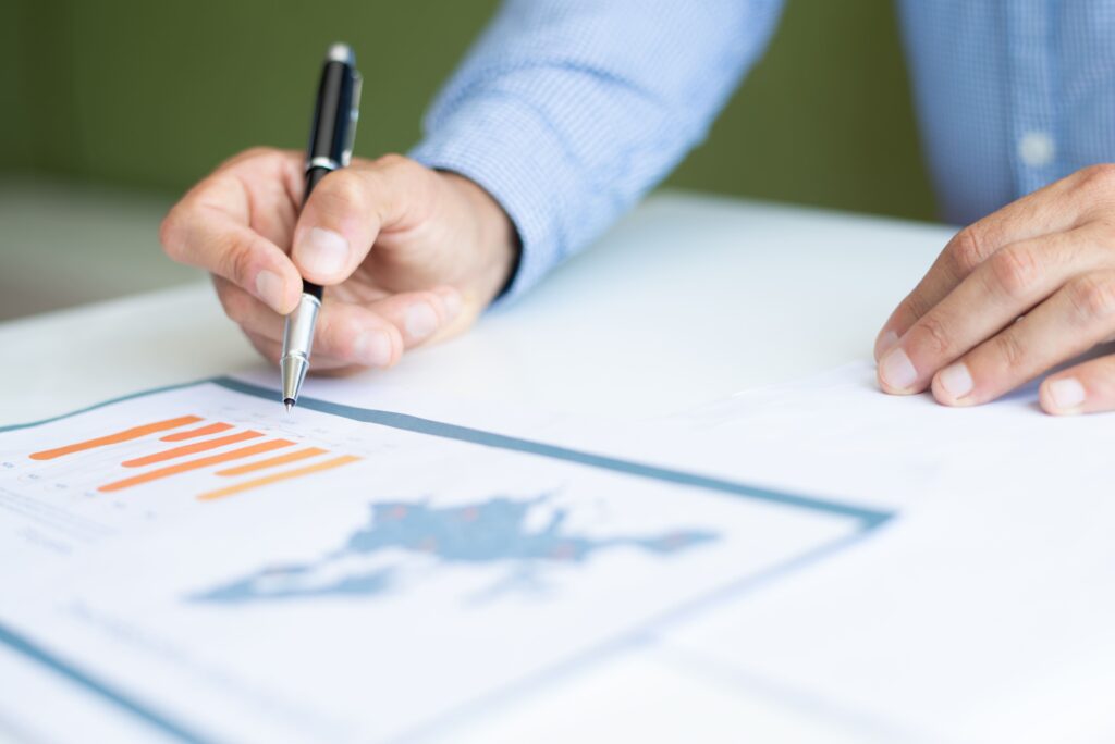 Consultor especializado en fondos europeos asesorando a una empresa sobre programas de financiación e innovación en la Unión Europea.