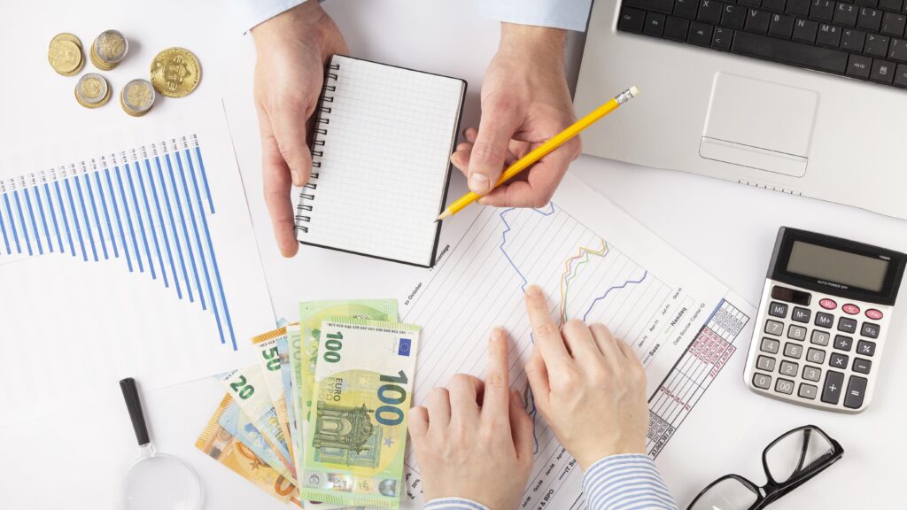 Dos consultores en una resultoría estratégica gestionando ayudas y subvenciones para empresas